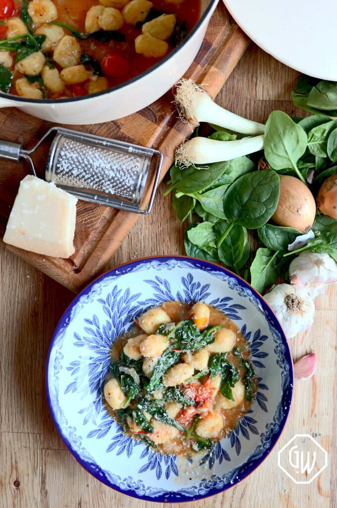 krämig gnocchi med tomat och spenat