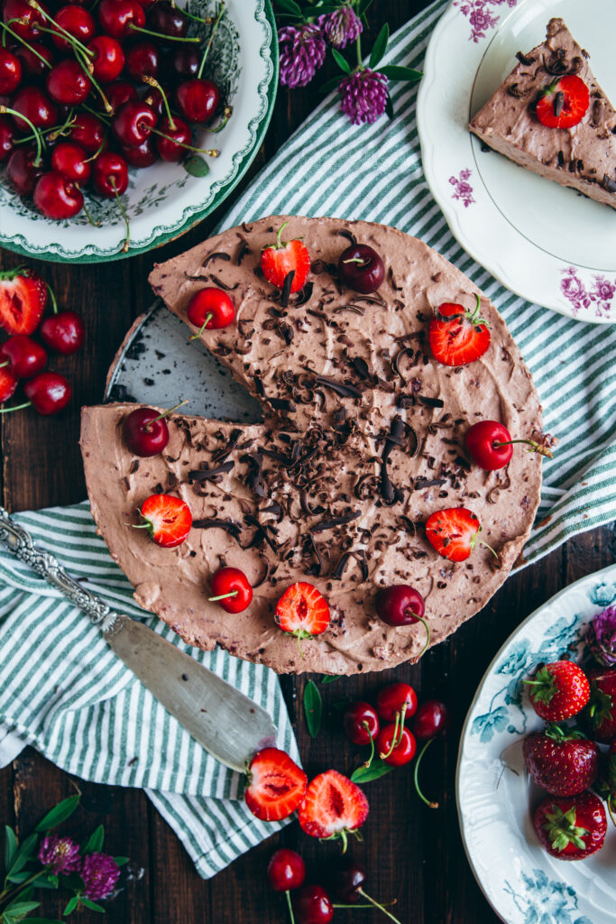 Tårta med choklad och körsbärsmousse