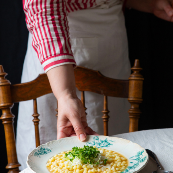 Misobuljong med pärl couscouse och mikrogrönt