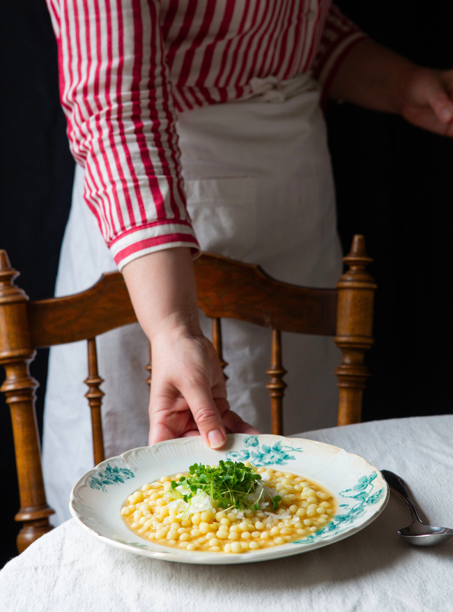 Misobuljong med pärl couscouse och mikrogrönt