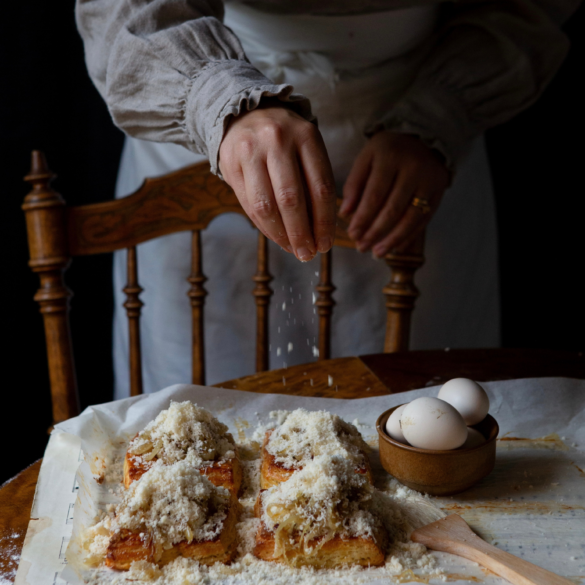 Croissanter med karamelliserad lök och parmesan