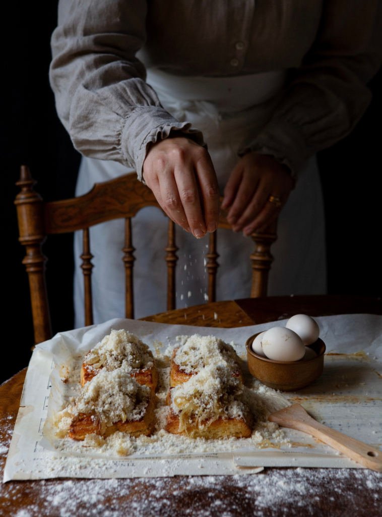 Croissanter med karamelliserad lök och parmesan