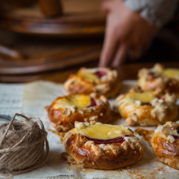 Hallonbullar med cookiecrumbs