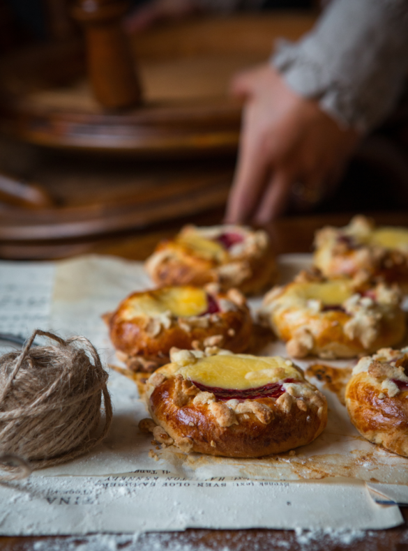 Hallonbullar med cookiecrumbs