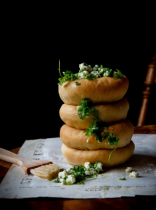 Fyllt yogurtbröd med persilja och vitlök