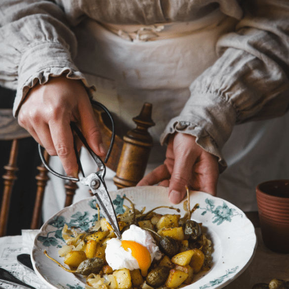 Råstektpotatis med friterad kapris, karameliserad lök och pocherat ägg