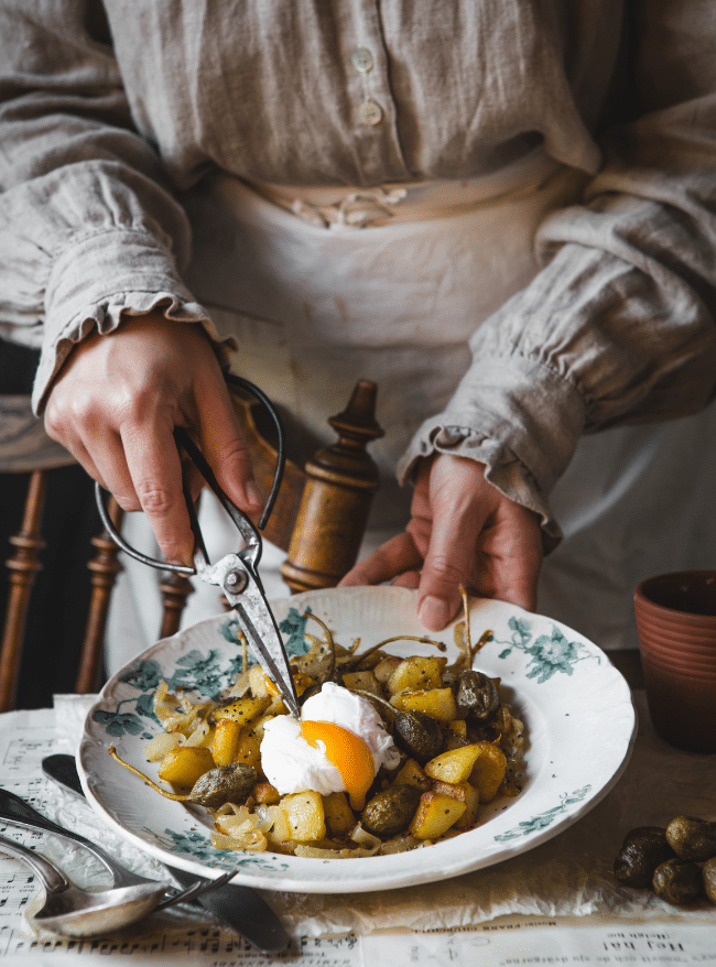 Råstektpotatis med friterad kapris, karameliserad lök och pocherat ägg