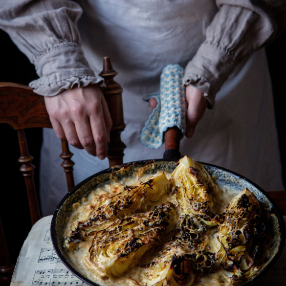 Gratinerad spetskål med karamelliserad lök och Gruyère