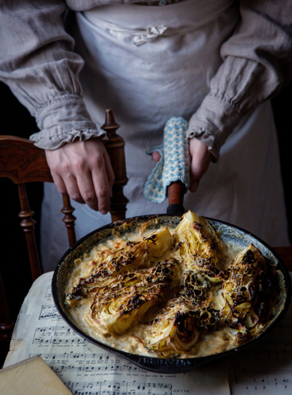 Gratinerad spetskål med karamelliserad lök och Gruyère