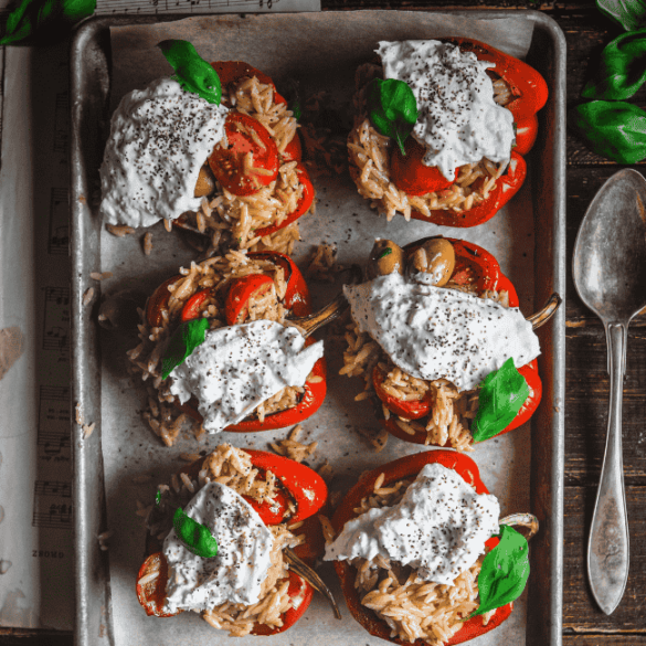 Fyllda paprikor med risoini toppad med burrata