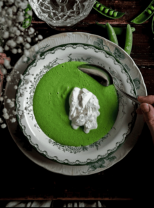 Grön ärtsoppa med pepparrotsgrädde