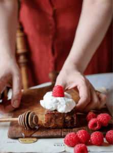 Karamelliserat briochebröd med vispad grädde och hallon