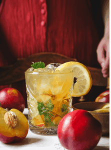 Kryddig mocktail med persika, citron & chili, sommarens fruktiga favorit.