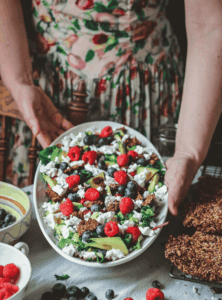 Bärsallad med granola crunch