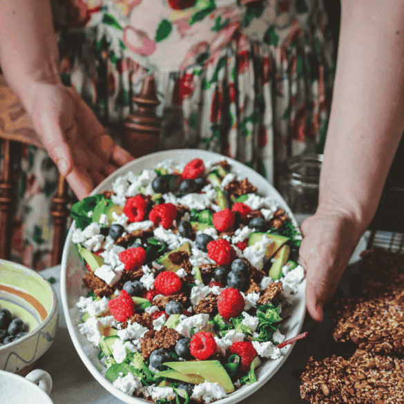 Bärsallad med granola crunch