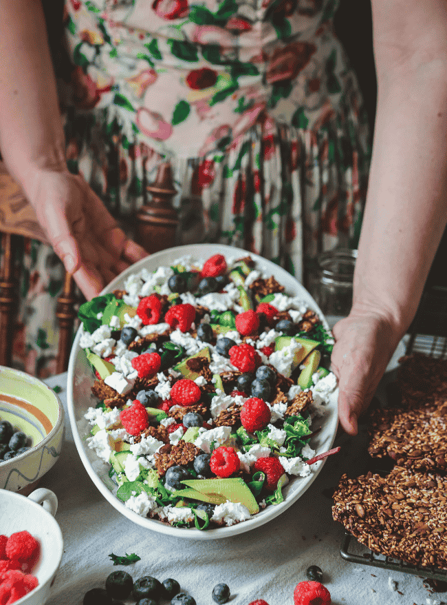 Bärsallad med granola crunch