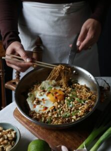 Snabbnudlar med vitlök, chili och stekt ägg