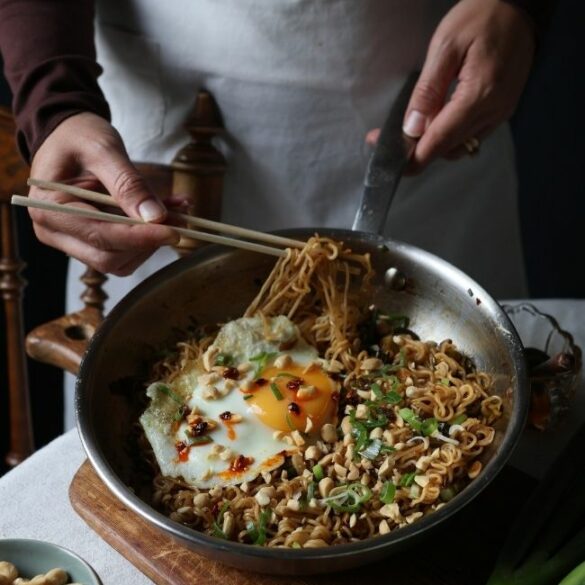 Snabbnudlar med vitlök, chili och stekt ägg