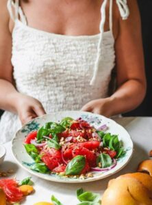 Grapefruktsallad med basilika och jordnötter