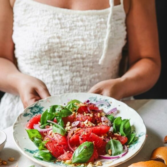 Grapefruktsallad med basilika och jordnötter
