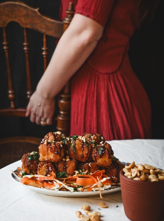 Krispig friterad tofu med teriyakisås, jordnötter och koriander