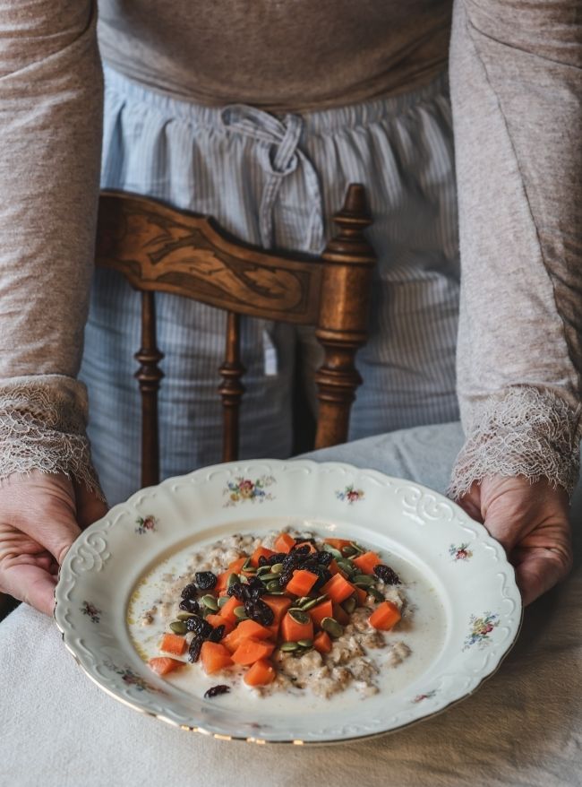 Havregrynsgröt i gjutjärnsgryta med morötter och ingefära