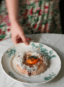 Vårpizza med sparris, ricotta och marinerad äggula