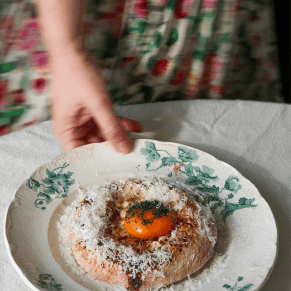 Vårpizza med sparris, ricotta och marinerad äggula