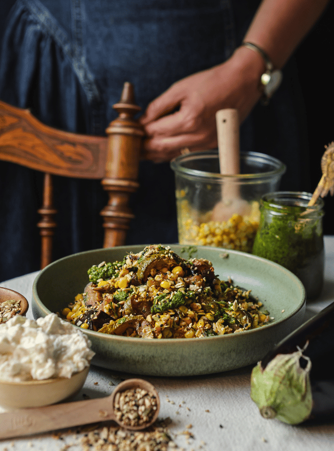 Sensommarbowl med whipped feta och zhoug